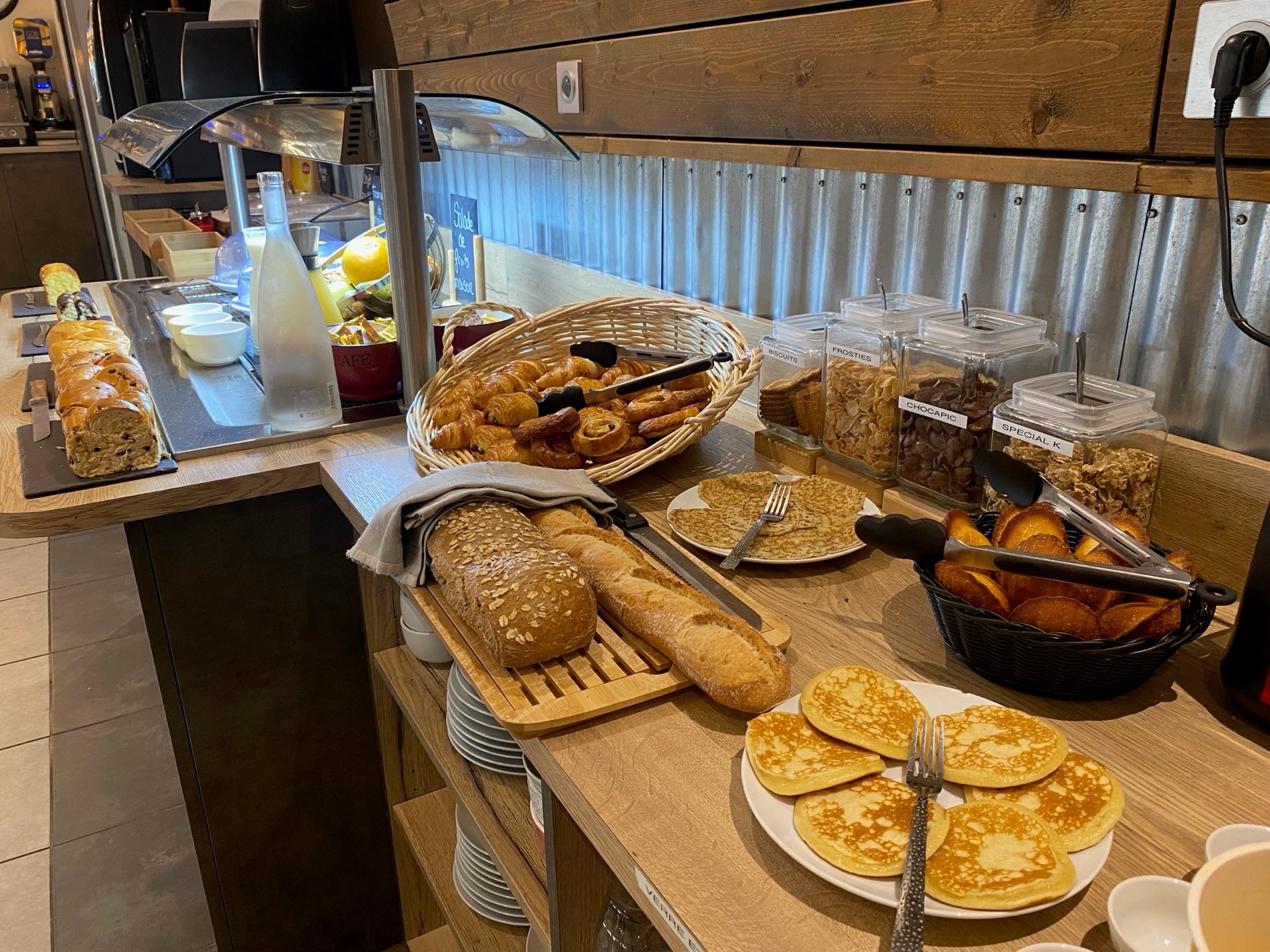 Buffet petit déjeuner du Cris Hôtel avec pains, viennoiseries, crêpes et céréales