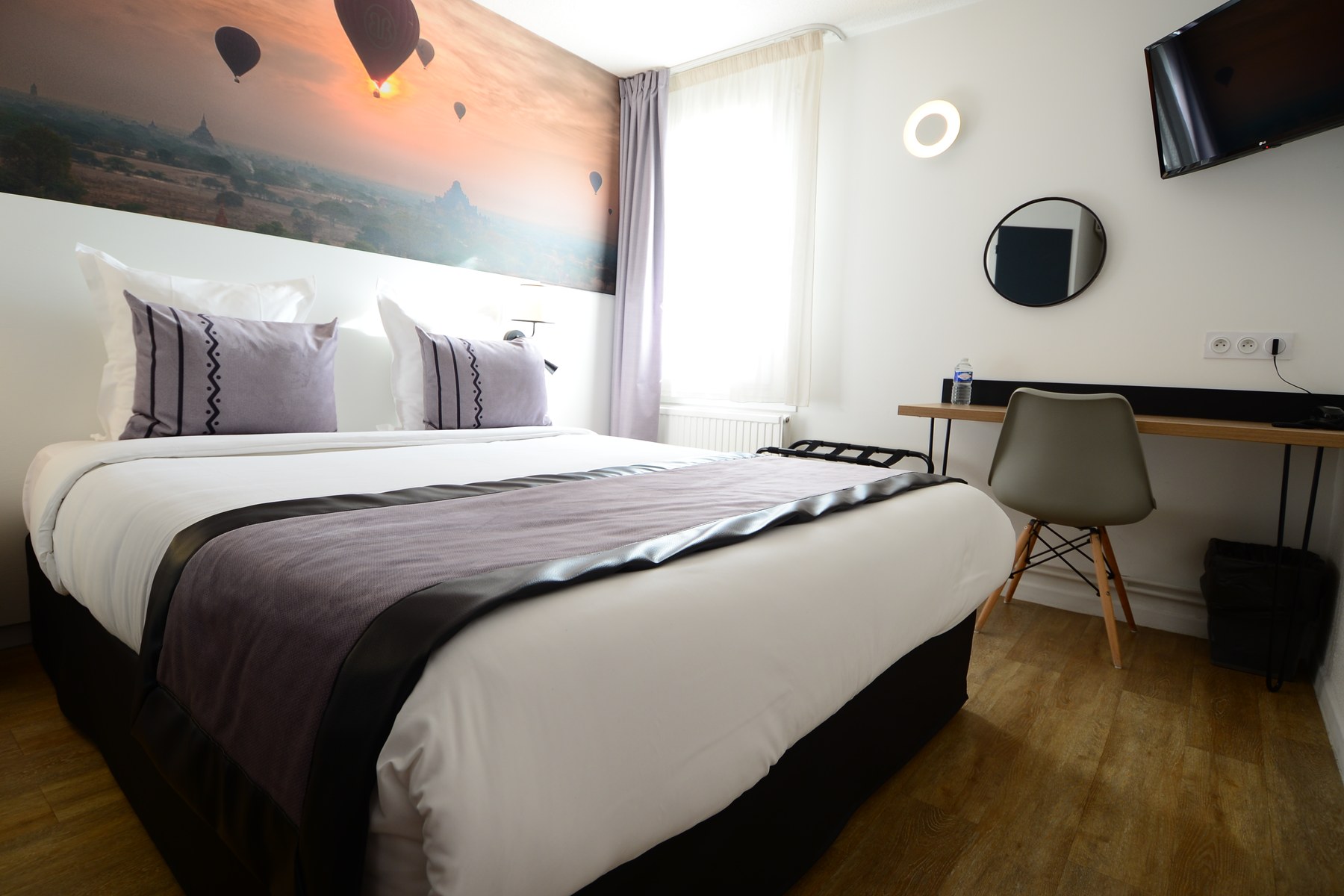 Chambre Confort avec décor mural et bureau